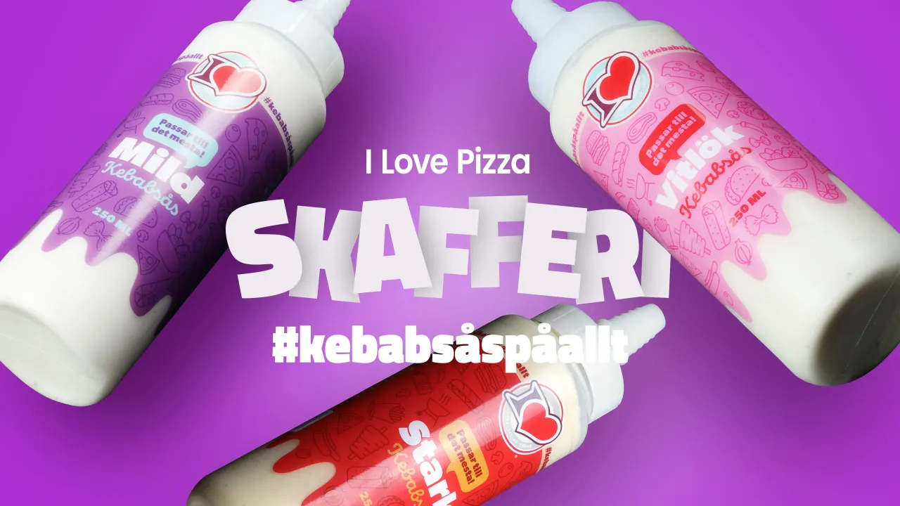 Tre designade plastflaskor för sås ligger på en lila bakgrund, märkta Milda Kebabsås, Vitlök Kebabsås och Stark Kebabsås. I mitten står texten ”I Love Pizza” och ”SKAFERI” samt #kebabsåspeallt.